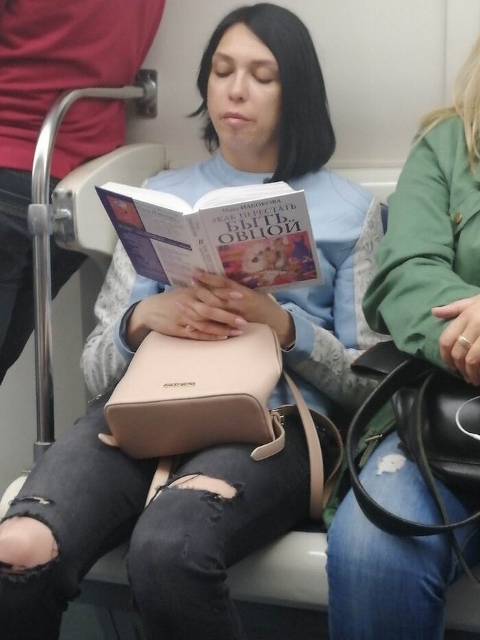 5. Что читают девушки в метро 5. Что читают девушки в метро книги, книжный магазин, новинка, обложка, прикол, юмор